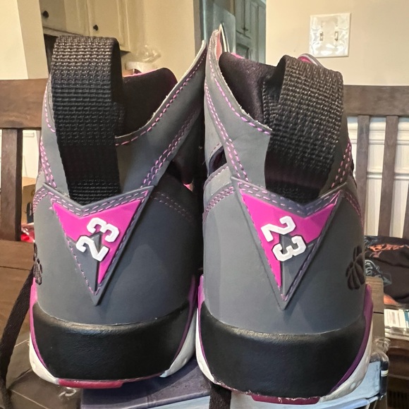 Retro 7 Jordan Valentine’s Day - Picture 2 of 5